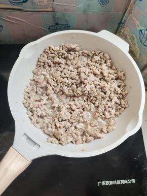 起锅烧油，放入肉末，煸炒至肉末变色！