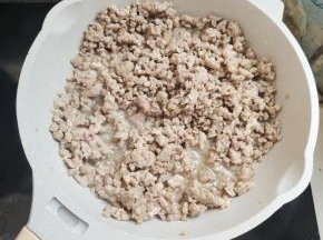 起锅烧油，放入肉末，煸炒至肉末变色！