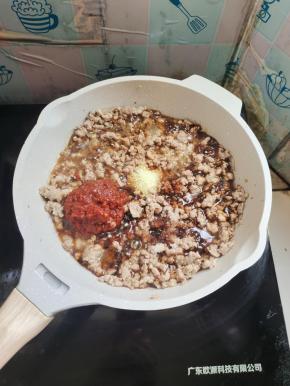 放入一大勺郫县豆瓣酱，放入适量的生抽，老抽，白糖，鸡精！