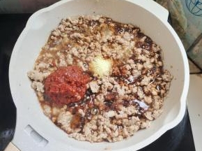 放入一大勺郫县豆瓣酱，放入适量的生抽，老抽，白糖，鸡精！