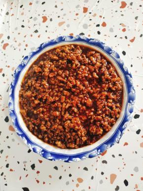 把熬好的肉末铺在上面！