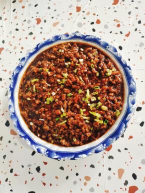 撒上适量的葱花即可食用！