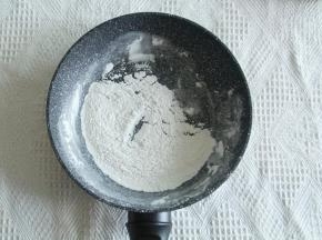 期间20克糯米粉倒入不粘锅，小火翻炒至微微变黄，冷凉备用。