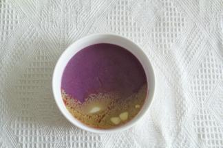 蒸好取出，趁热放入黄油，揉匀（揉透，能扯开不会马上断裂）。