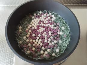 芋泥啵啵+紫薯啵啵煮熟捞出过凉水。