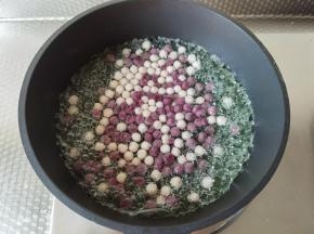 芋泥啵啵+紫薯啵啵煮熟捞出过凉水。