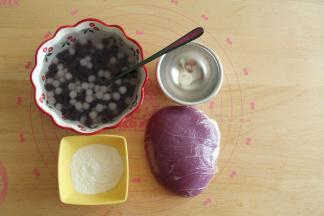 啵啵沥干水分，准备好雪媚娘模具。