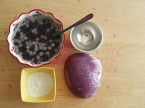 啵啵沥干水分，准备好雪媚娘模具。