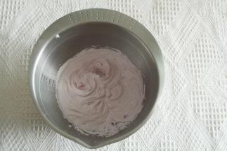 淡奶油+紫薯粉+糖，打发成带纹路不流动状态。装入裱花袋。