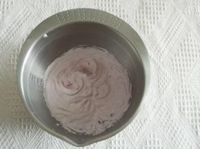 淡奶油+紫薯粉+糖，打发成带纹路不流动状态。装入裱花袋。