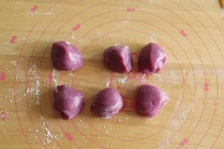 皮分成6份，搓圆，撒上熟糯米粉防黏，擀开成薄片。