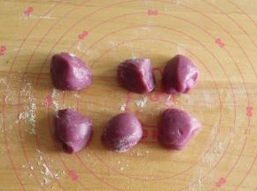 皮分成6份，搓圆，撒上熟糯米粉防黏，擀开成薄片。