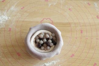 挤入一半奶油，放上啵啵。