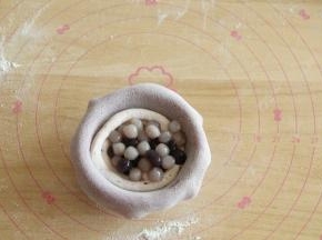 挤入一半奶油，放上啵啵。