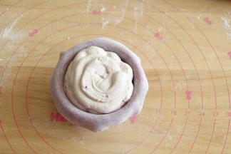 再挤入奶油，饱满一些。