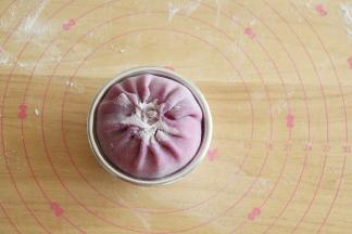 提起边捏紧，类似包包子手法，收口撒粉防黏。