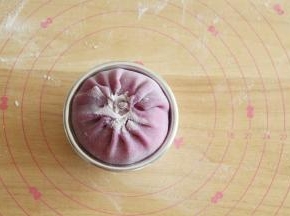 提起边捏紧，类似包包子手法，收口撒粉防黏。