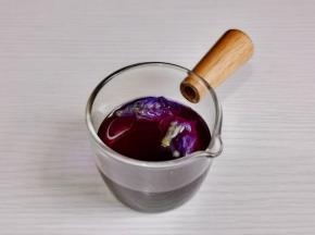 蝶豆花温水泡30分钟。