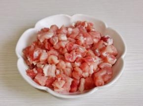 梅花肉洗净切丁。