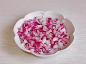 洋葱洗净切丁。