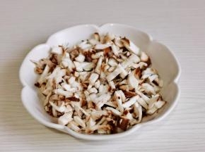 香菇洗净切丁。