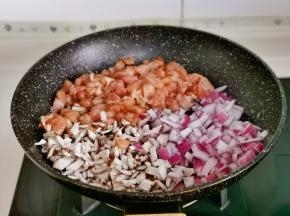 起油锅，倒入三丁煸炒至梅花肉变色。