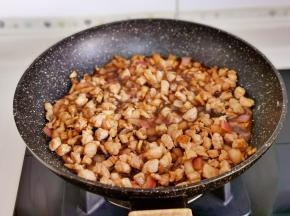 小火翻炒两分钟。