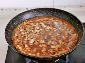 加入适量清水，烧开后转小火20分钟。