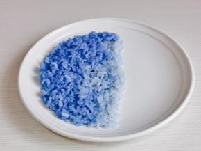 地豆花饭放盘子一侧。