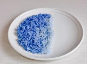 地豆花饭放盘子一侧。