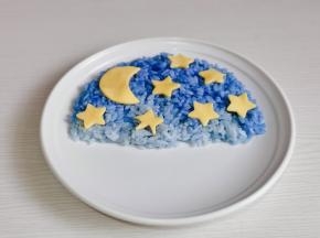 再装饰上星星⭐️与月亮。（我用的奶酪，鸡蛋煎成蛋饼，再刻出星星和月亮也可以哈）