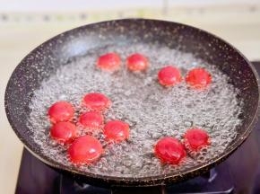 水开后倒入番茄烫1分钟。