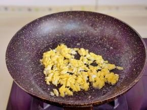 起油锅倒入蛋液煎熟后铲碎盛出。