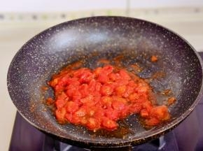 另起油锅倒入番茄炒熟盛出。