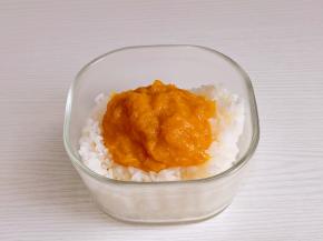 盛2勺南瓜泥放入米饭中。