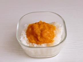 盛2勺南瓜泥放入米饭中。