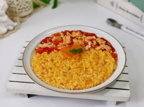 盘中一半南瓜饭，一半番茄和蛋，中间放上南瓜泥，