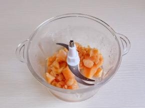 鸡胸肉切小块放入料理机中。