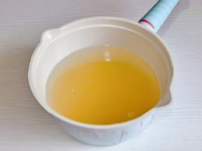 小米淘好后倒入锅中，烧开熬30分钟。