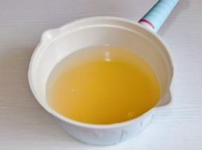 小米淘好后倒入锅中，烧开熬30分钟。