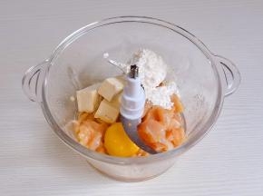 再加入鸡蛋，木薯淀粉。