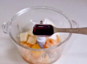 加入六月鲜8克轻盐原汁酱油。