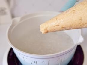 水烧开后挤入肉泥，可以借助个小勺操作。