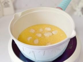 小米粥也熬好啦，鸡肉丸子放入小米粥中再煮5分钟即可。