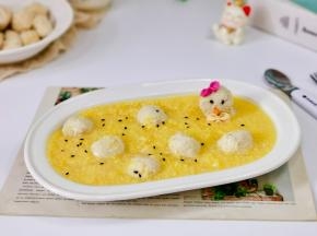 盛出撒上熟芝麻，做了只可爱的小鸡～（蝴蝶结是蝴蝶面，嘴巴是胡萝卜，眼睛是黑芝麻）