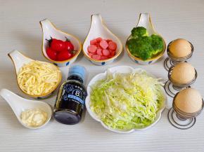 准备食材，包菜洗净切丝。