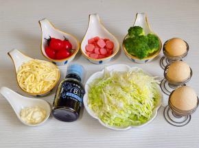 准备食材，包菜洗净切丝。