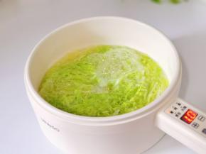 水开下菜丝焯水20秒捞出过冷水，再挤干水分。