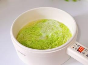 水开下菜丝焯水20秒捞出过冷水，再挤干水分。