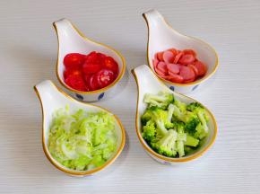 小番茄切片，香肠切丁，花菜掰小朵。